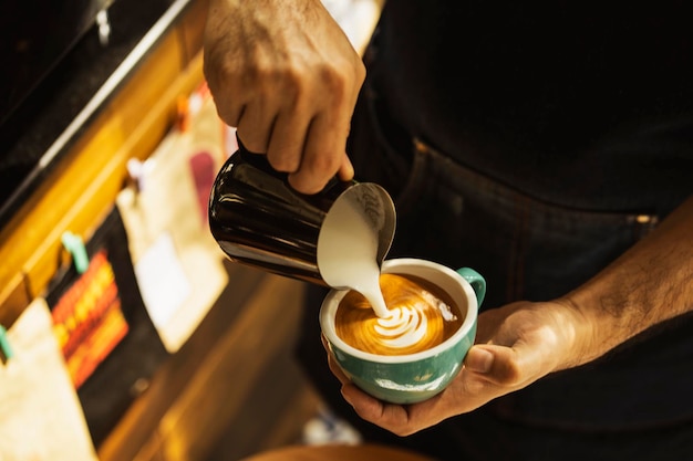 Foto seção média de barista fazendo xícara de café em um café