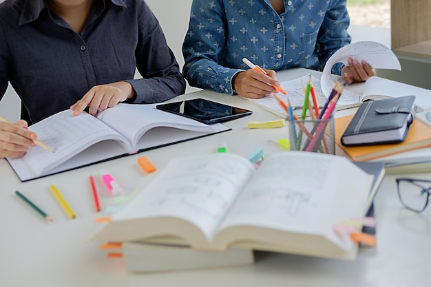 Seção média de colegas a trabalhar juntos