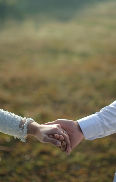 Foto seção média de dois amantes com mãos