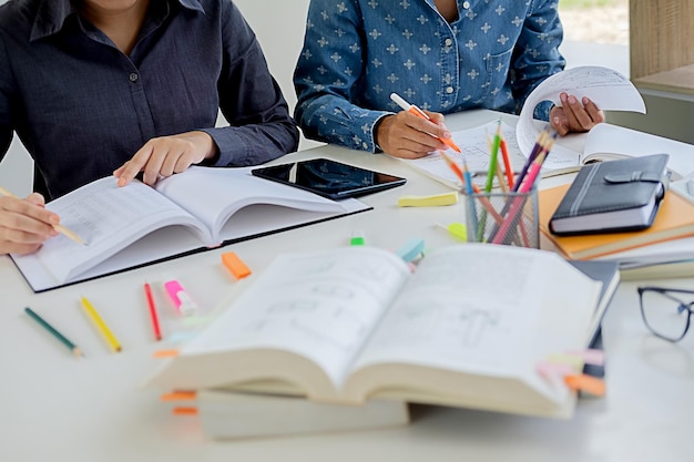 Seção média de empresários a fazer papelada no escritório