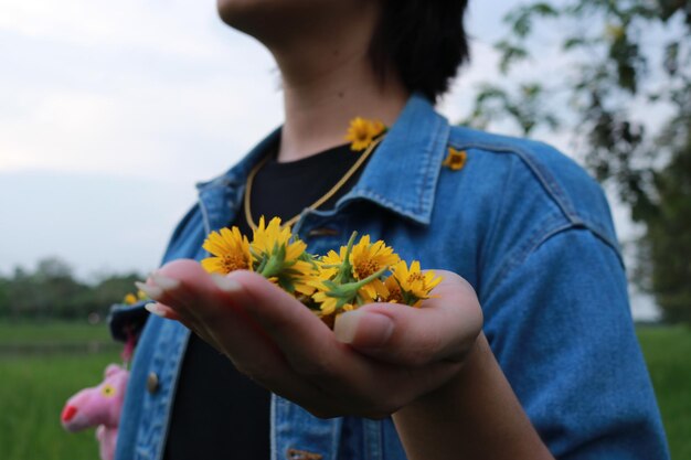 Foto seção média de flores amarelas femininas