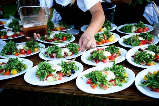 Seção média de garçonete preparando salada