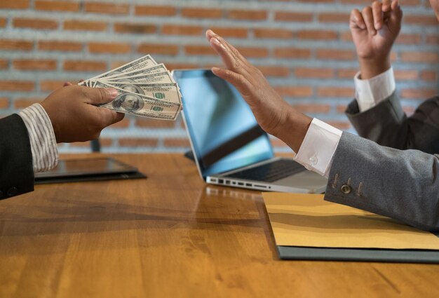 Seção média de homem e mulher usando laptop na mesa