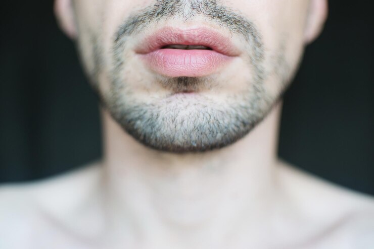 Foto seção média de homem sem camisa contra fundo preto