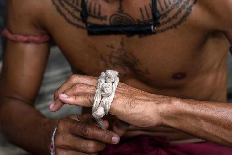 Foto seção média de homem sem camisa embrulhando tecido na mão