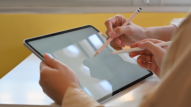 Seção média de homem usando telefone celular na mesa