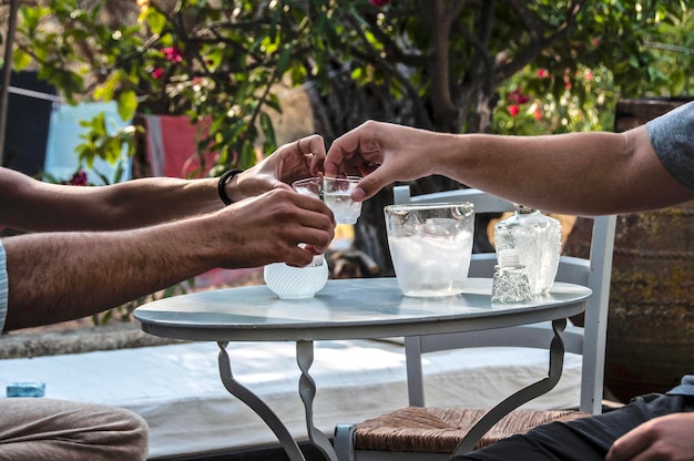 Seção média de homens bebendo ao ar livre