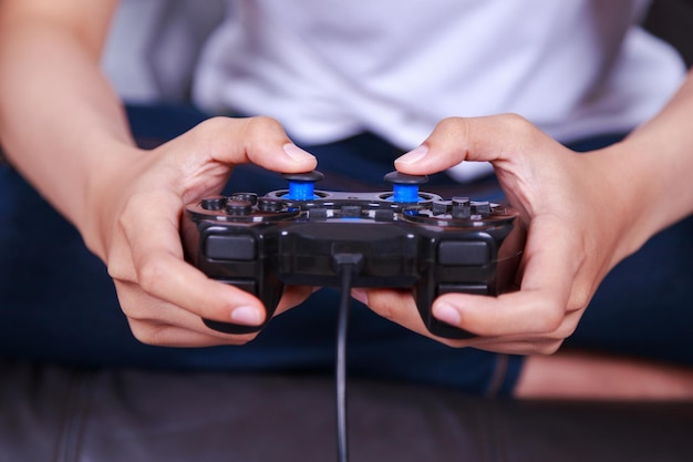 Seção média de homens segurando o controlador de jogo