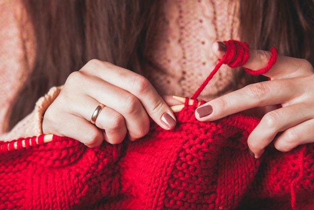 Seção média de lã de tricô feminina