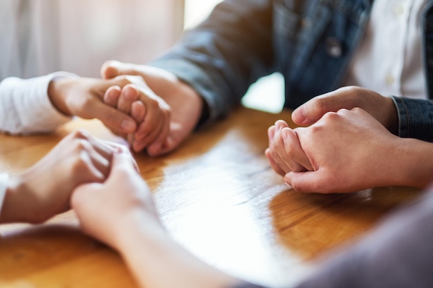 Seção média de mãos de casal na mesa