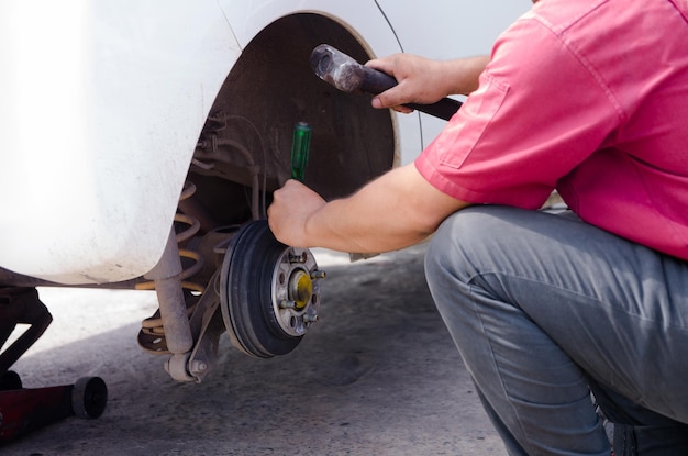 Foto seção média de mecânico masculino reparando carro