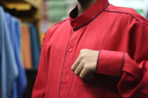 Foto seção média de menino vestindo camisa vermelha enquanto estava na loja