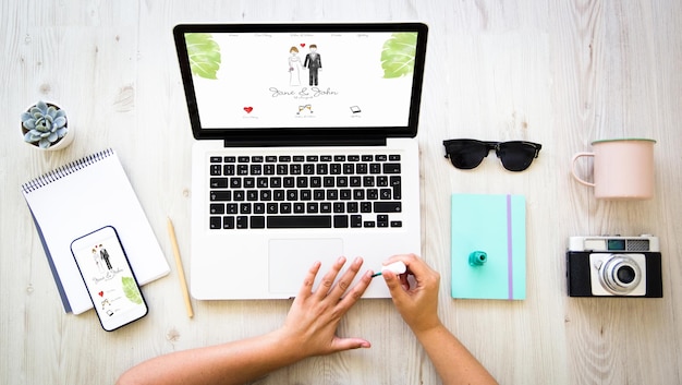 Seção média de mulher aplicando esmalte de unhas com laptop na mesa