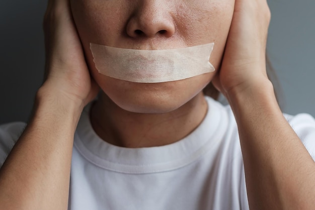 Seção média de mulher cobrindo o rosto