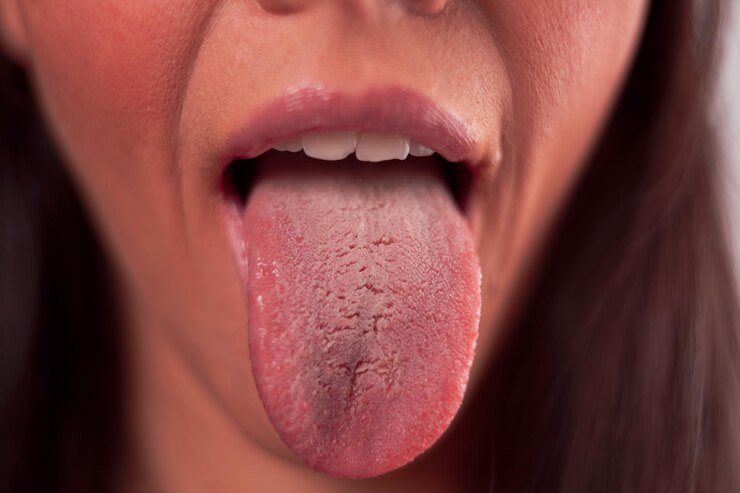 Foto seção média de mulher com a língua para fora