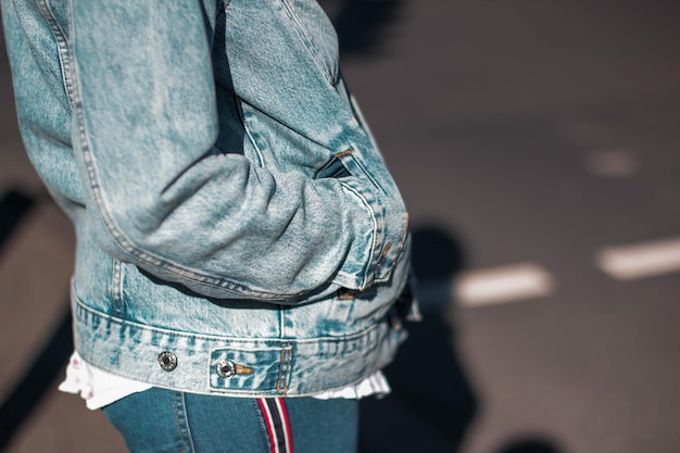 Foto seção média de mulher com as mãos nos bolsos de pé na estrada