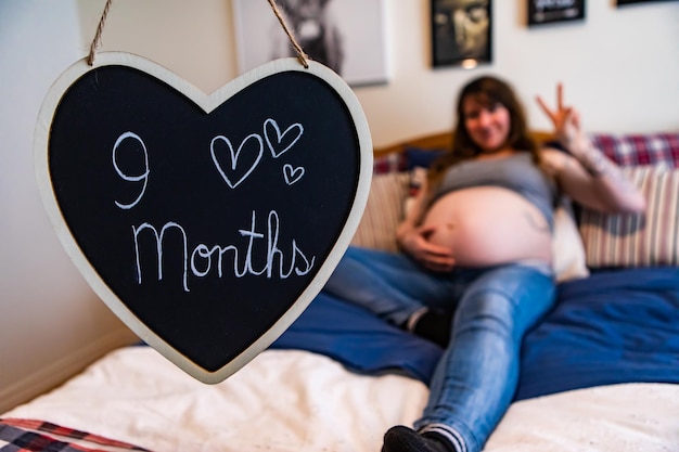 Foto seção média de mulher com forma de coração em casa