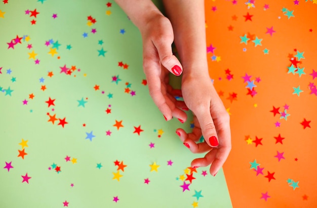 Seção média de mulher com tatuagem multicolorida na mesa