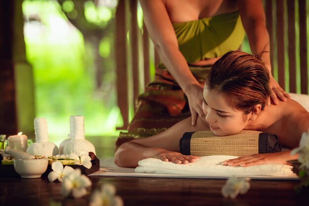 Foto seção média de mulher dando massagem ao cliente no escritório