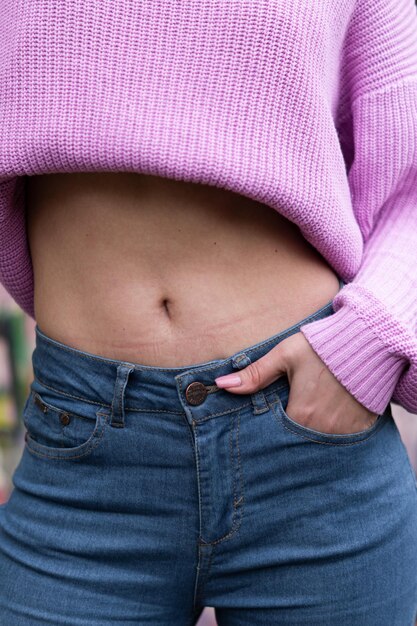 Foto seção média de mulher de pé ao ar livre