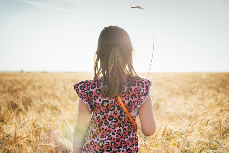 Foto seção média de mulher de pé no campo contra o céu.