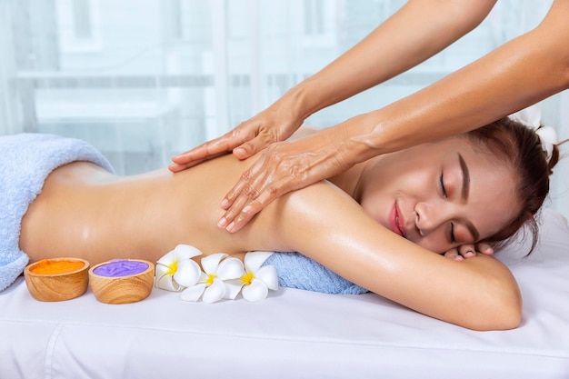 Seção média de mulher deitada na cama