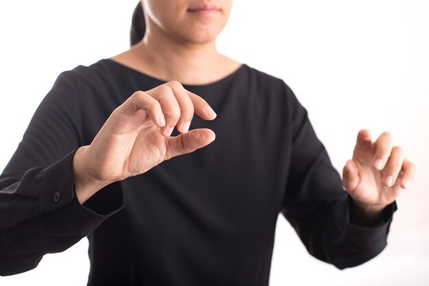 Seção média de mulher gesticulando contra um fundo branco