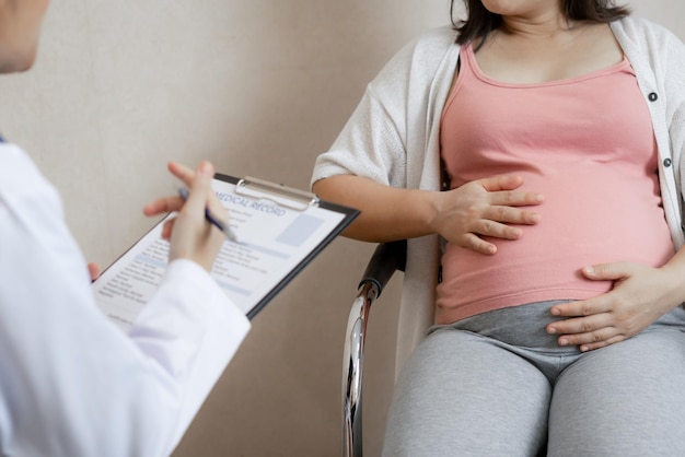 Seção média de mulher grávida com médico no hospital