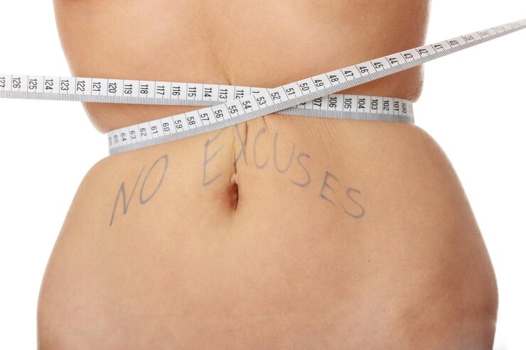Foto seção média de mulher medindo a cintura com texto contra fundo branco