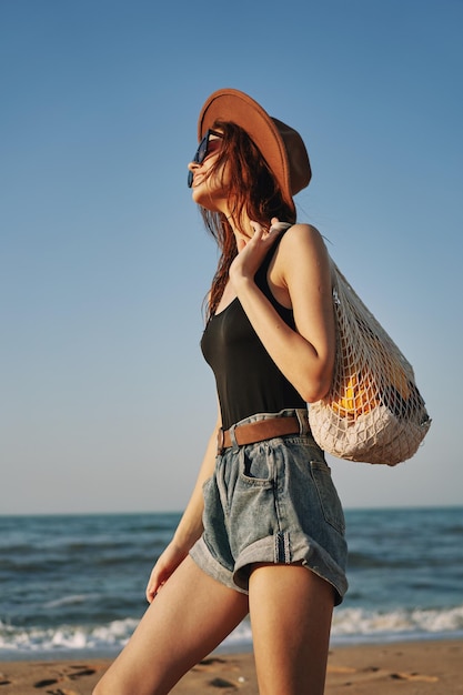 Seção média de mulher na praia contra o céu