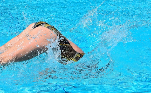 Seção média de mulher nadando na piscina