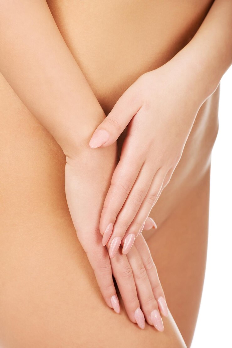 Foto seção média de mulher nua de pé contra fundo branco
