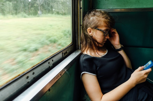 Seção média de mulher olhando através da janela do trem
