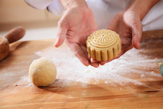 Foto seção média de mulher preparando comida doce com massa no balcão da cozinha