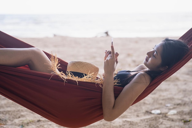Seção média de mulher relaxando na praia