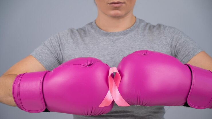 Foto seção média de mulher se exercitando com halteres contra a parede