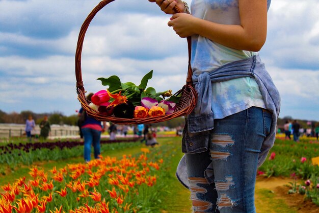 Foto seção média de mulher segurando flores