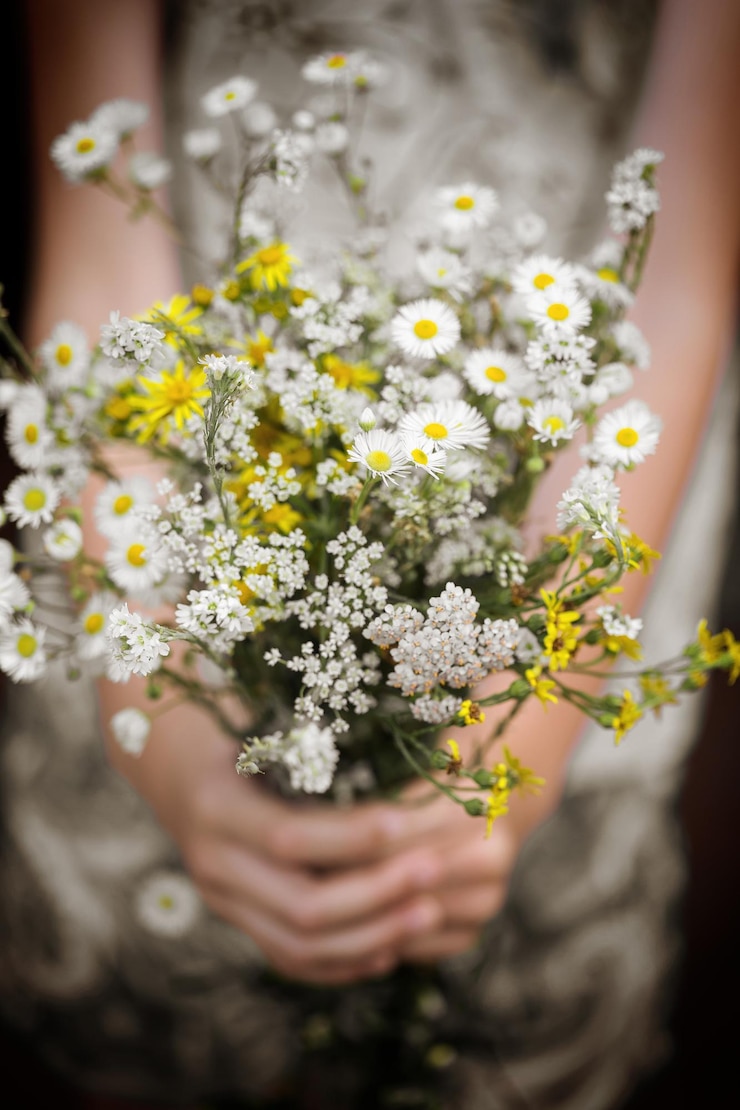 Foto seção média de mulher segurando flores