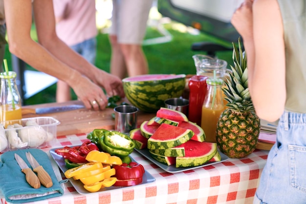 Seção média de mulher segurando frutas na mesa
