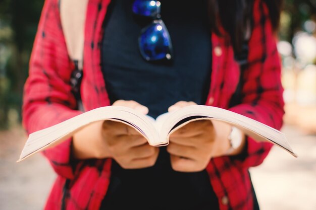 Foto seção média de mulher segurando livro