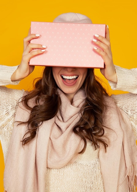 Foto seção média de mulher segurando livro