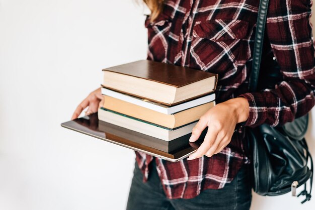 Foto seção média de mulher segurando livros contra fundo branco