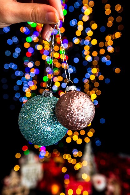 Foto seção média de mulher segurando luzes de natal iluminadas à noite