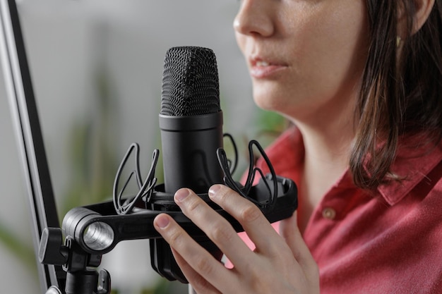 Foto seção média de mulher segurando microfone