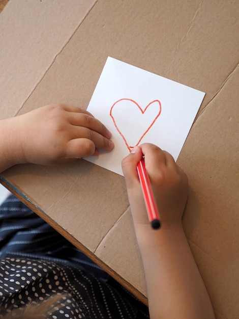 Foto seção média de mulher segurando papel com texto