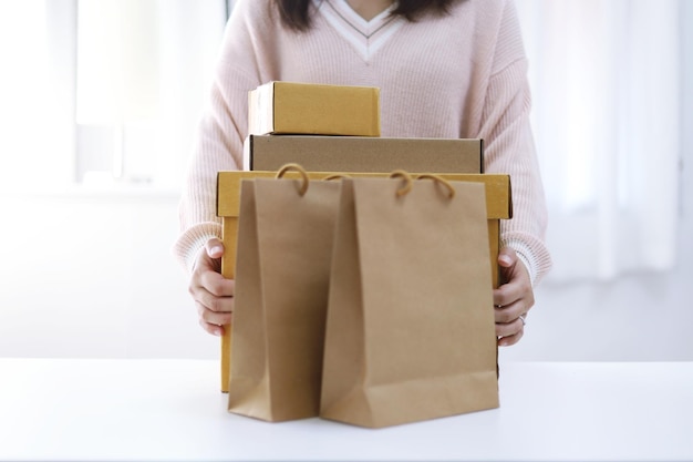 Foto seção média de mulher segurando papel em uma caixa