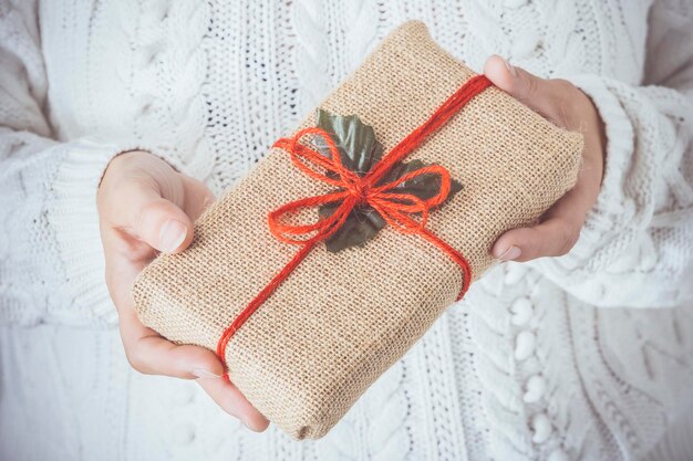 Foto seção média de mulher segurando presente de natal