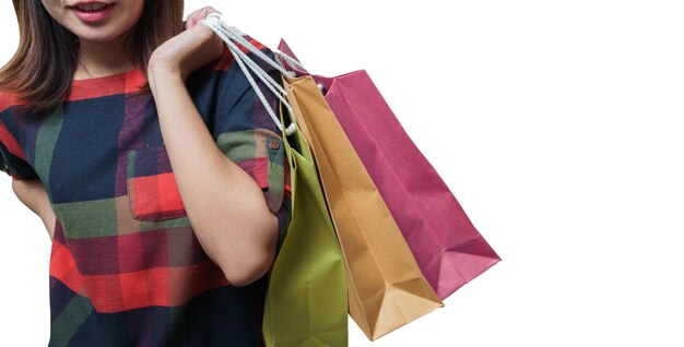 Foto seção média de mulher segurando sacos de compras contra fundo branco
