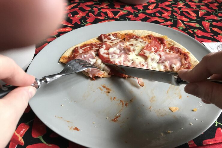 Foto seção média de mulher segurando sorvete em um prato