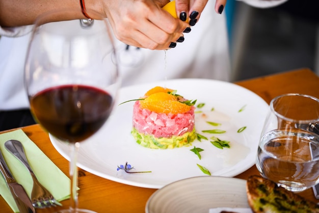 Foto seção média de mulher segurando sorvete em um restaurante